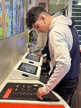 Bei dieser Experimentierstation muss eine Schaltung richtig gelegt werden
