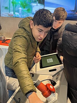 Am Stecker-Exponat verbinden die Eichendorffschüler elektrische Systeme miteinander